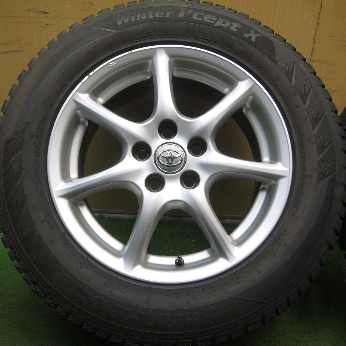 *送料無料* バリ溝！22年！9.5分★トヨタ 50系 エスティマ 純正 225/65R17 スタッドレス ハンコック ウインター アイセプトX PCD114.3/5H★4070105Hス