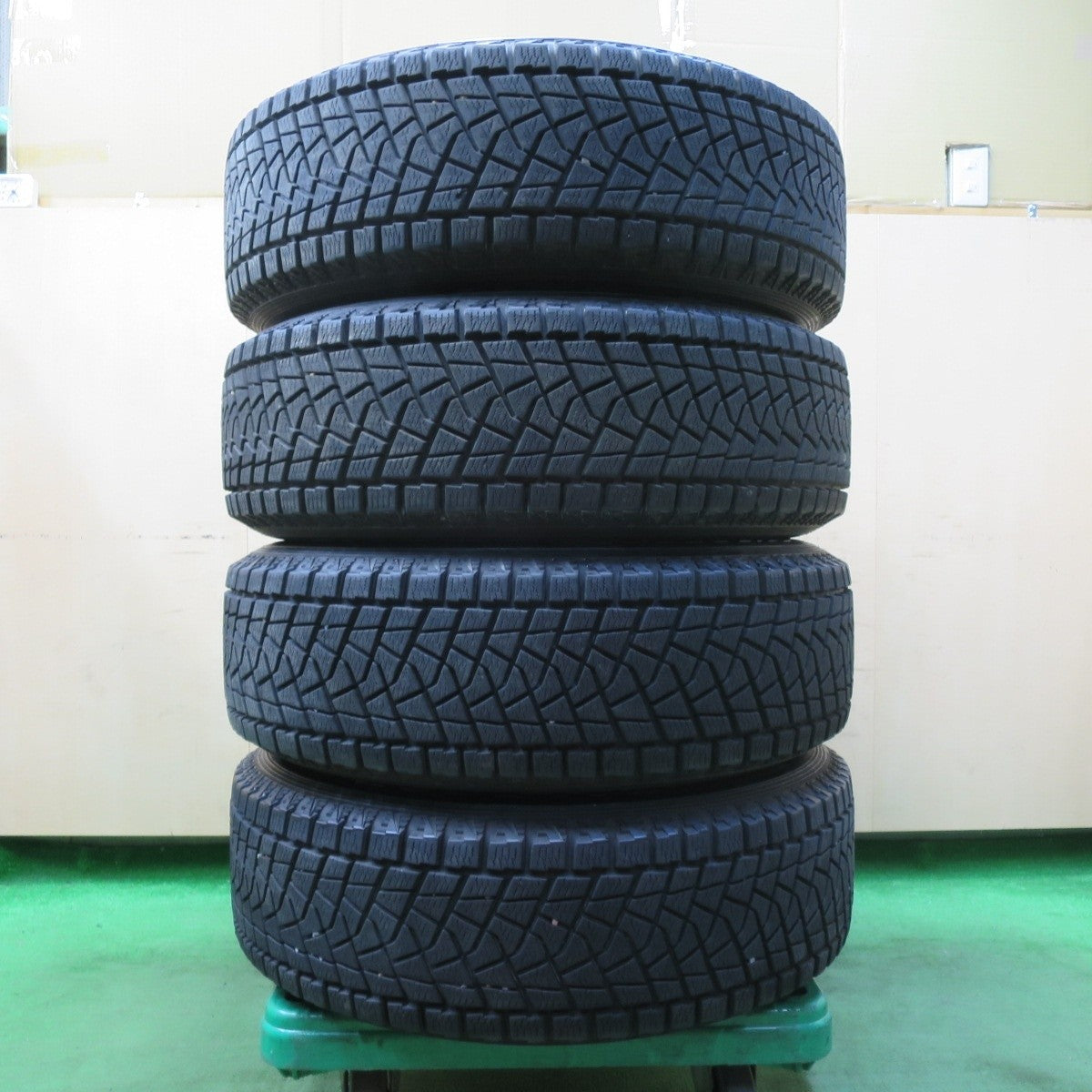 バリ溝！キレイ！9.5分★スタッドレス 225/65R18 ブリヂストン ブリザック DM-Z3 Stranger ストレンジャー 18インチ PCD114.3/5H★5020311イス