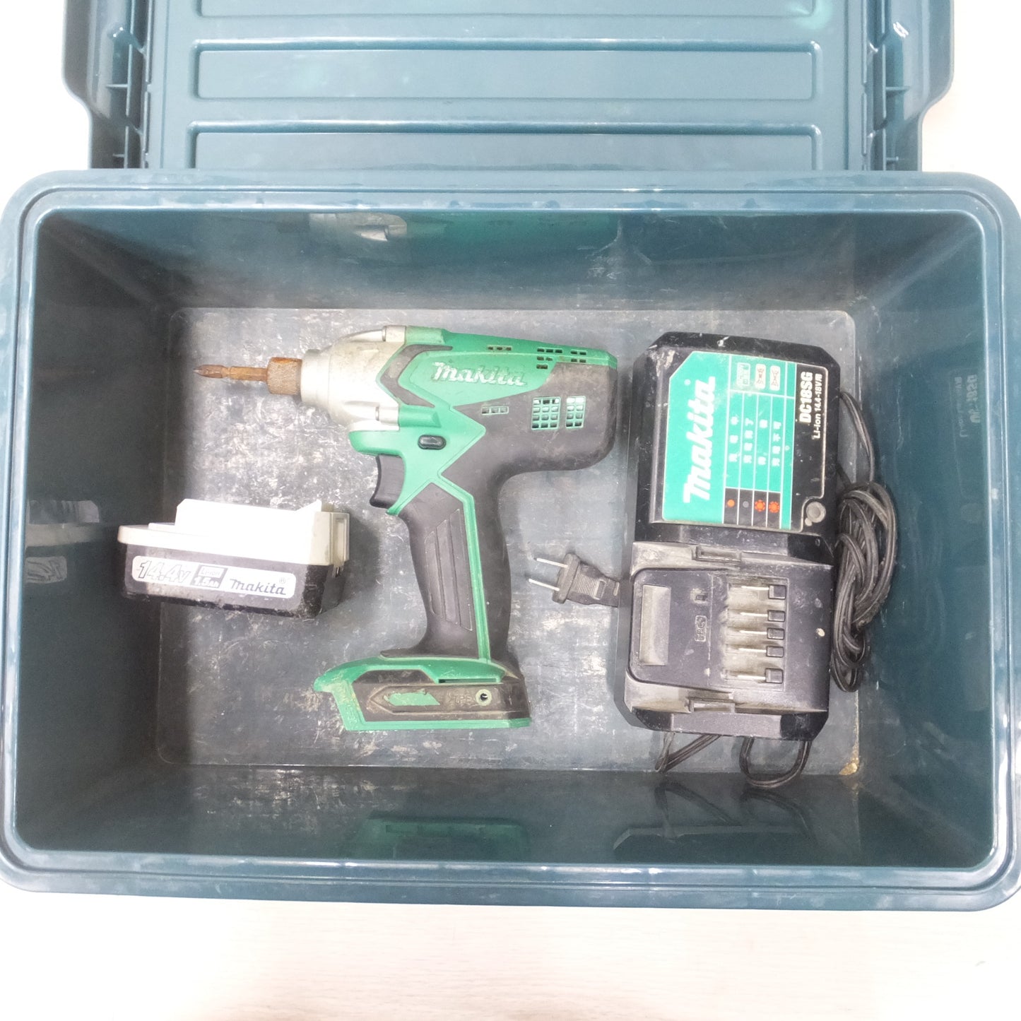 [送料無料] ◆マキタ 充電式 インパクト ドライバ 14.4V M695D バッテリー 充電器 付き 電動 工具◆