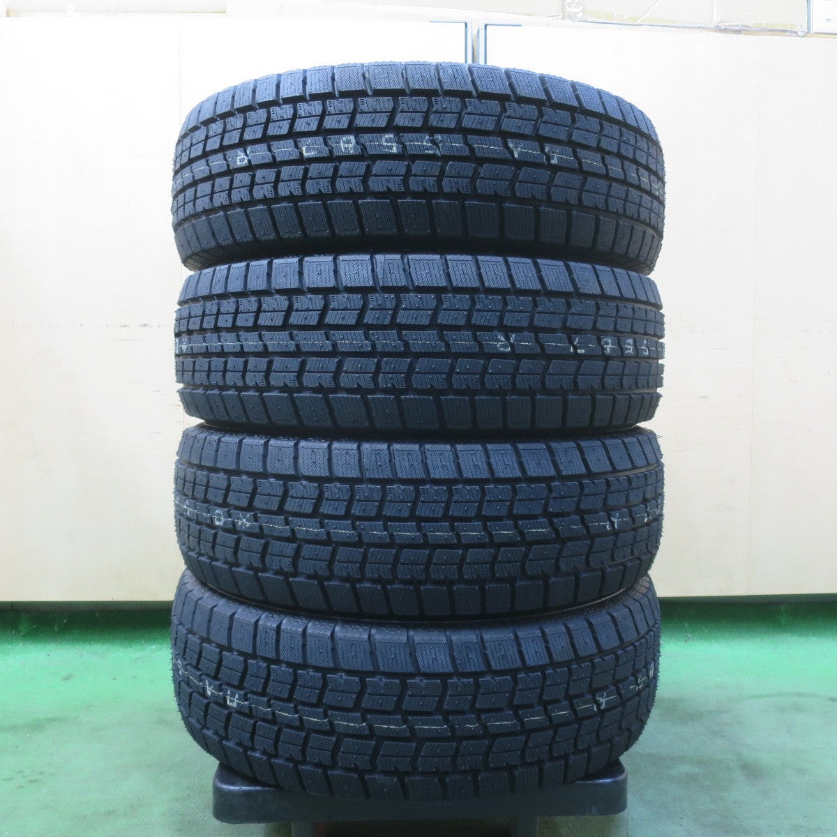 未使用！25年★スタッドレス 195/65R15 グッドイヤー アイスナビ7 タイヤ 15インチ プリウス ノア ヴォクシー 等★6022101イスタ