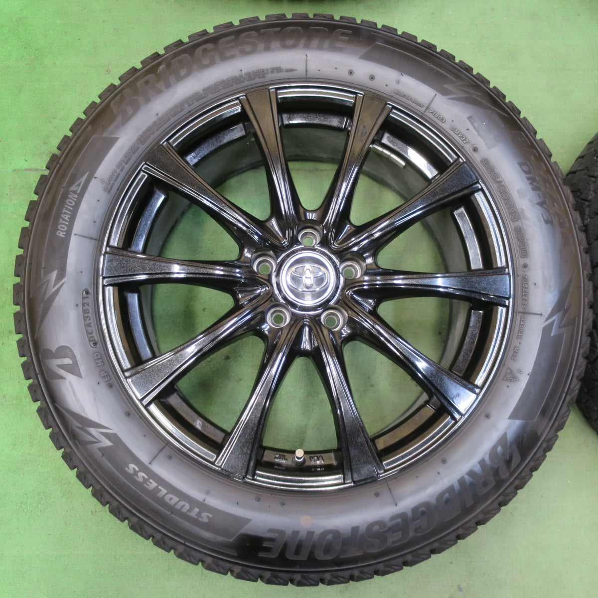 バリ溝！21年！キレイ！9分★スタッドレス 225/60R18 ブリヂストン ブリザック DM-V3 社外 アルミ トヨタ 18インチ PCD114.3/5H★5101602イス