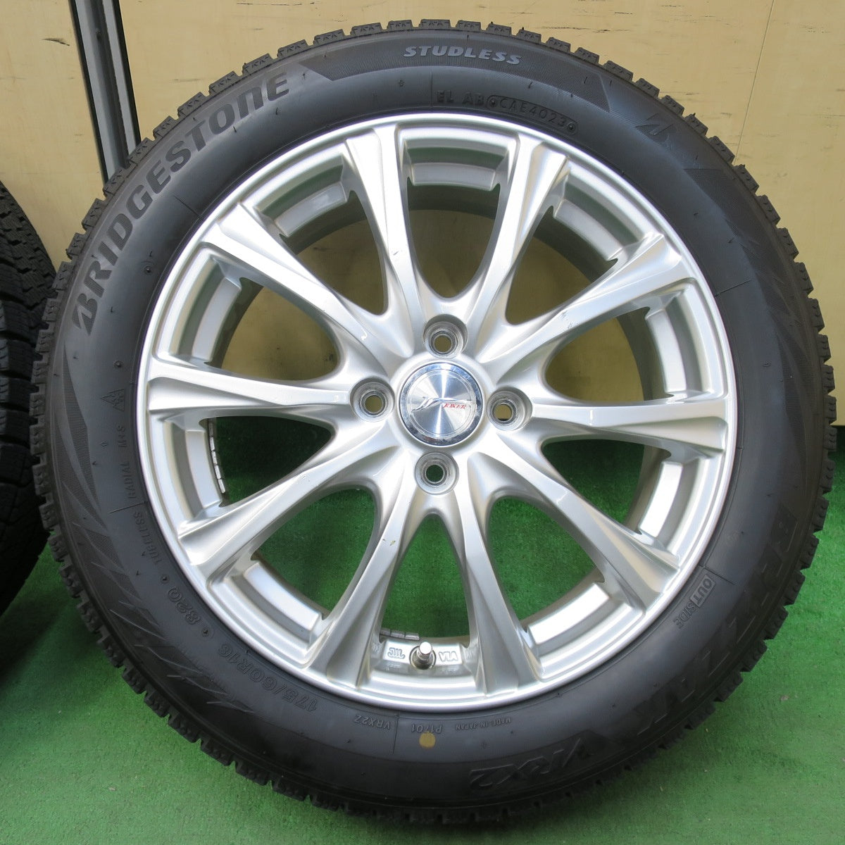 [送料無料] バリ溝！23年！キレイ！ほぼ10分★スタッドレス 175/60R16 ブリヂストン ブリザック VRX2 JOKER ジョーカー 16インチ PCD100/4H★5011805イス