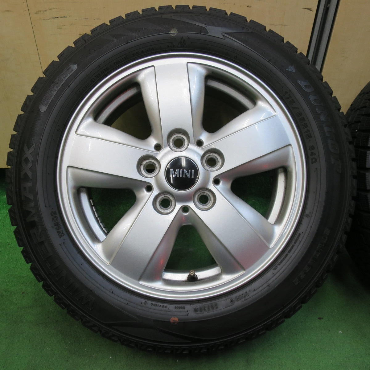 [送料無料] バリ溝！キレイ！9.5分★MINI ミニ クーパー F55 F56 F57 純正 175/65R15 スタッドレス ダンロップ ウインターマックス WM02 15インチ PCD112/5H★4123020イス