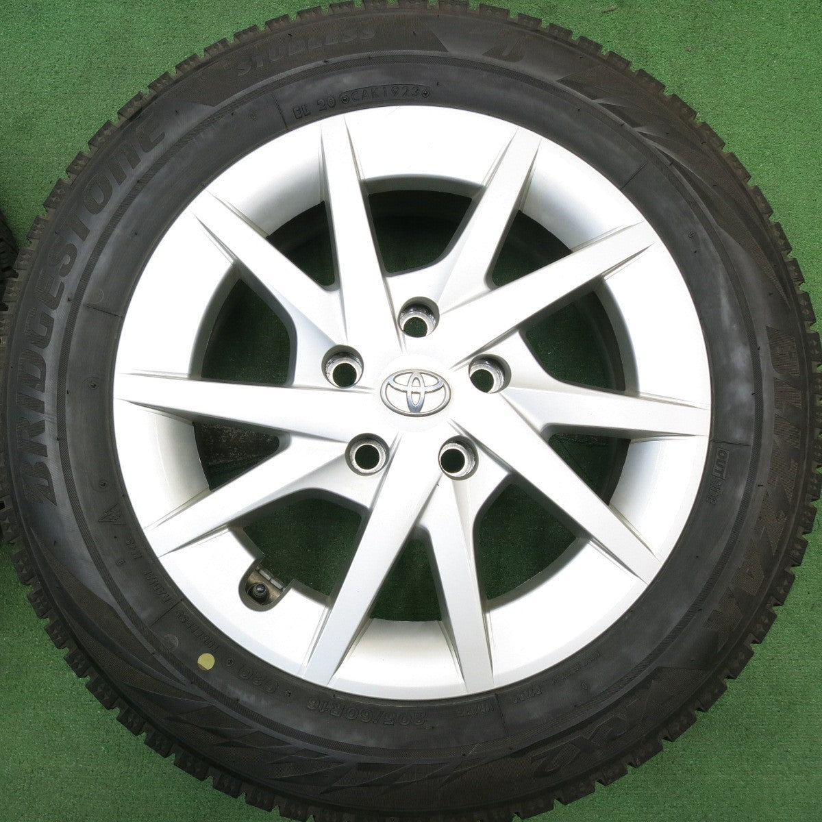 バリ溝！23年！キレイ！9分★トヨタ プリウスα 純正 205/60R16 スタッドレス ブリヂストン ブリザック VRX2 16インチ PCD114.3/5H★5061303HAス