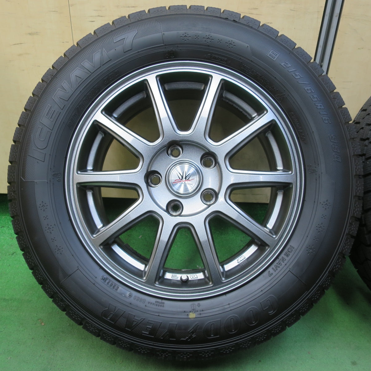 バリ溝！22年！キレイ！ほぼ10分★LOXARNY SPORT 215/65R16 スタッドレス グッドイヤー アイスナビ7 ロクサーニ スポーツ 16インチ PCD114.3/5H★5061808イス