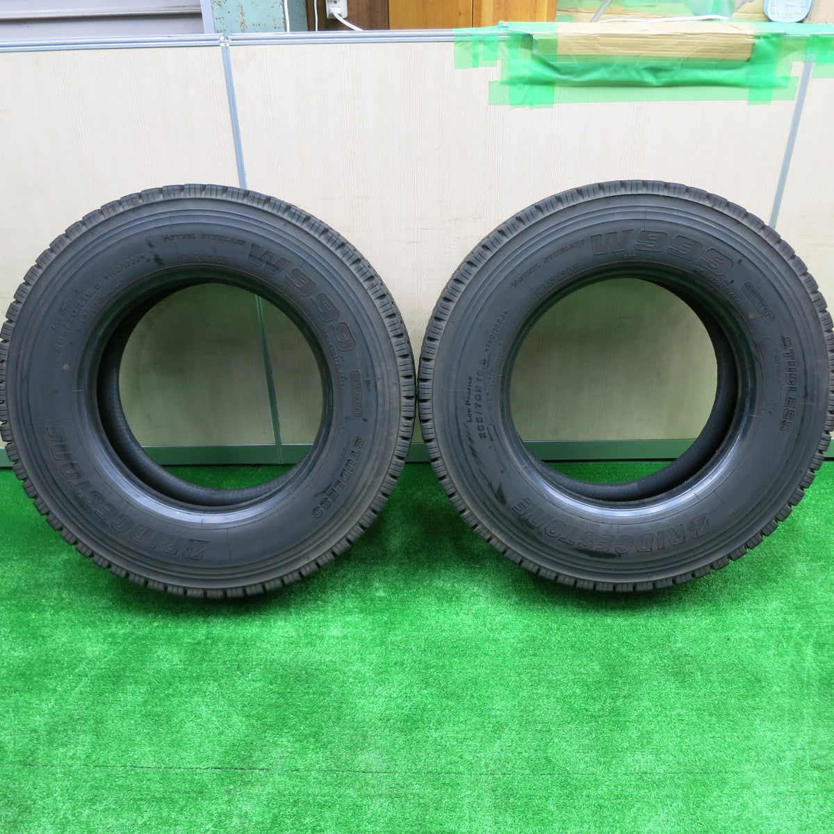 *送料無料* バリ溝！23年！8.5分★トラック タイヤ 265/70R19.5 140/138J スタッドレス ブリヂストン W999 19.5インチ★4072306HAスタ