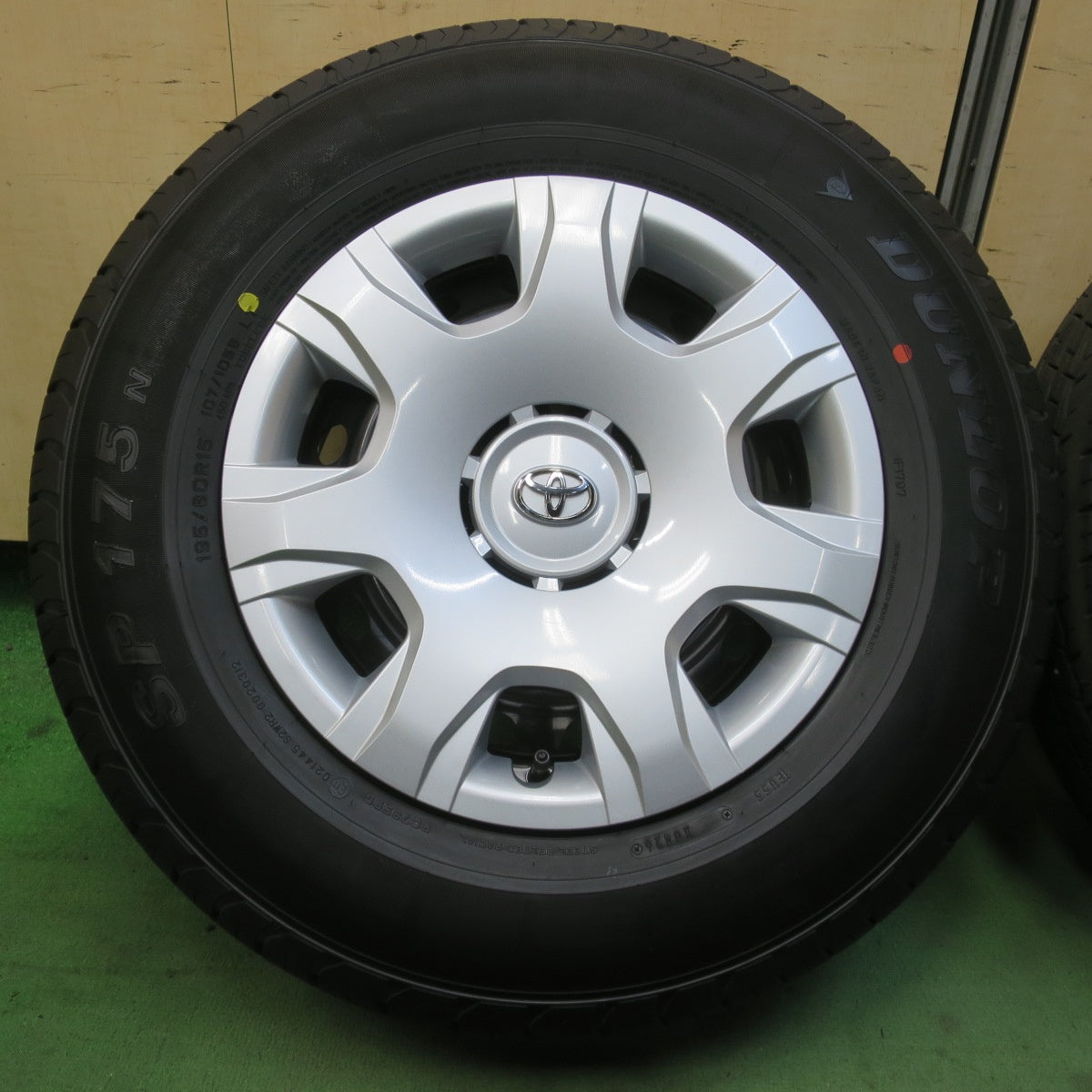 新車外し！26年★トヨタ 200系 ハイエース 純正 スチール 195/80R15 107/105S ダンロップ SP175N 15インチ PCD139.7/6H★6040411イノ