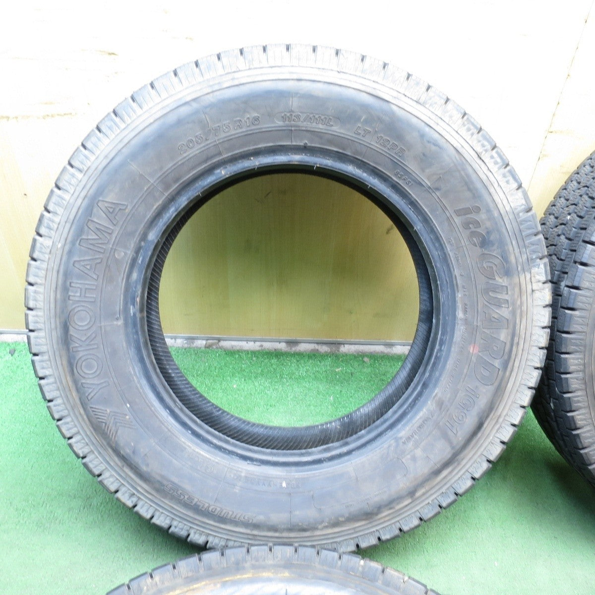バリ溝！20年！9.5分以上★トラック タイヤ 205/75R16 113/111L スタッドレス ヨコハマ アイスガード iG91★4052504クスタ