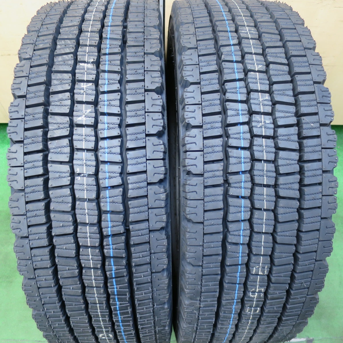 [送料無料] 未使用！24年！2本★トラック タイヤ 245/70R19.5 136/134J スタッドレス ダンロップ デクテス SP081 DECTES 19.5インチ★4120904イスタ