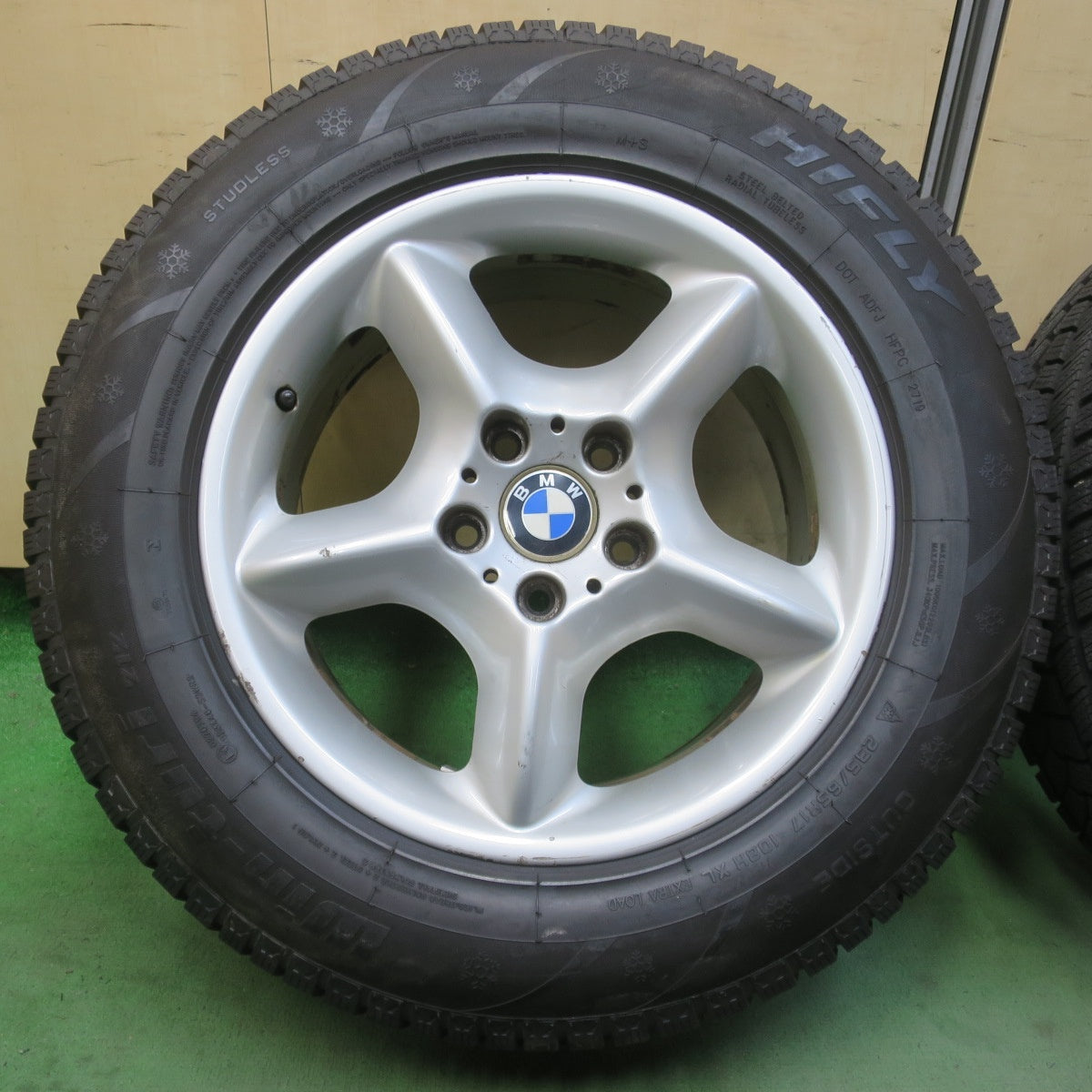 バリ溝！9分★BMW X5 純正 235/65R17 スタッドレス ハイフライ Win-turi 212 17インチ PCD120/5H★6032308イス