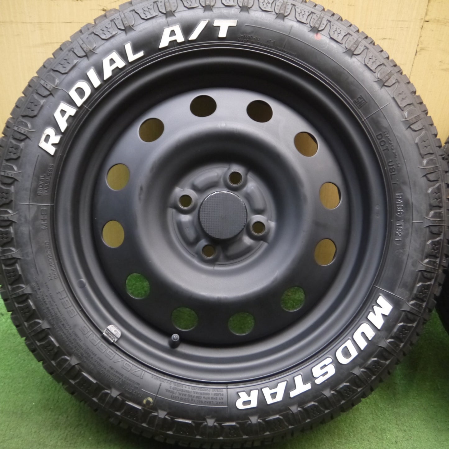 *送料無料* バリ溝！21年！キレイ！9分★175/65R15 マッドスター ラジアル A/T ホワイトレター TOPY スチール ホイール 15インチ PCD100/4H★4061704Hノ
