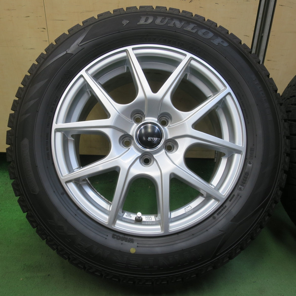 バリ溝！24年！キレイ！9.5分★プリウス 等 195/65R15 スタッドレス ダンロップ ウインターマックス WM02 SPORT DAISY スポルト デイジー 15インチ PCD100/5H★6042006イス