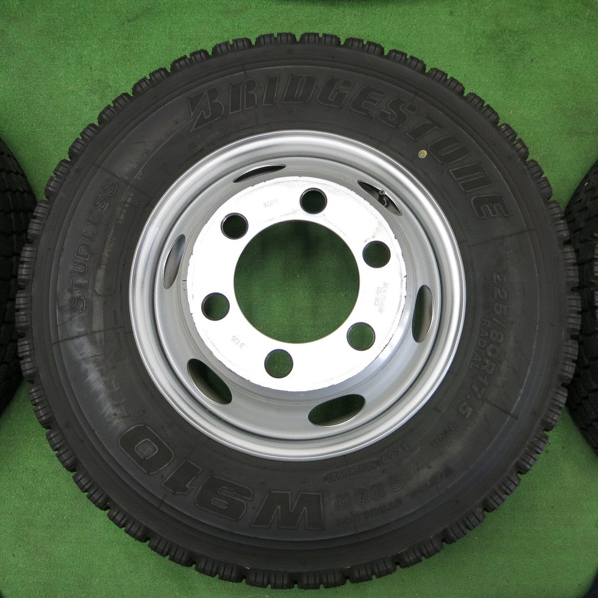 *送料無料* ほぼ未使用！21年★トラック タイヤ 225/80R17.5 123/122L スタッドレス ブリヂストン W910 TOPY スチール 135-9CS PCD222.25/6H★4061701ナス