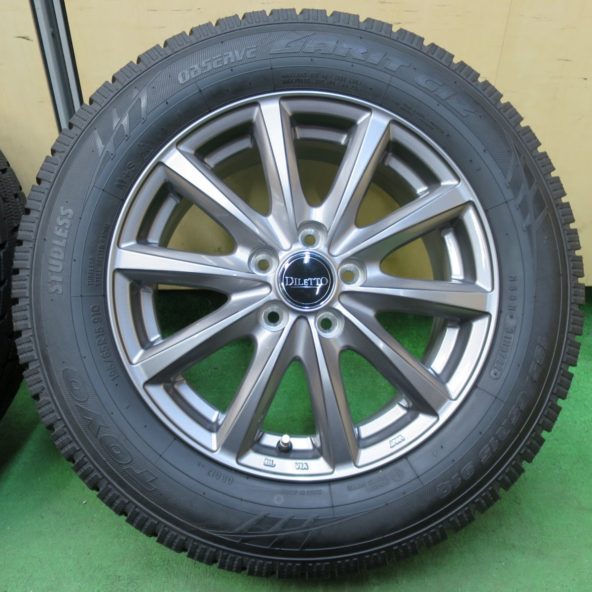 [送料無料] バリ溝！22年！キレイ！ほぼ10分★プリウス 等 195/65R15 スタッドレス トーヨー オブザーブ ガリット GIZ DILETTO ディレット 15インチ PCD100/5H★5010809イス