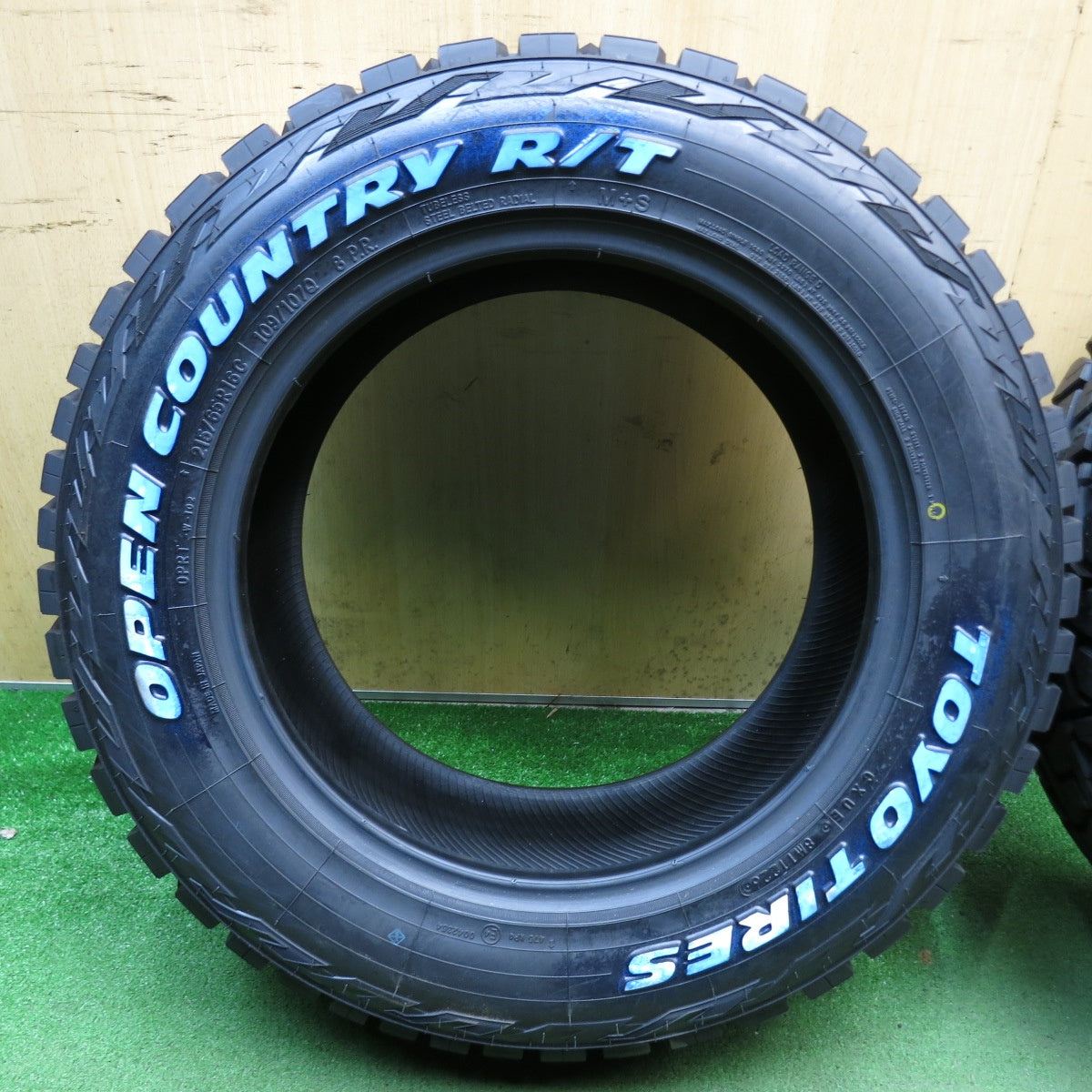 未使用！26年！2本◎215/65R16 C 109/107Q トーヨー オープン カントリー R/T ホワイトレター 16インチ タイヤ ハイエース 等◎6083101KKノタ
