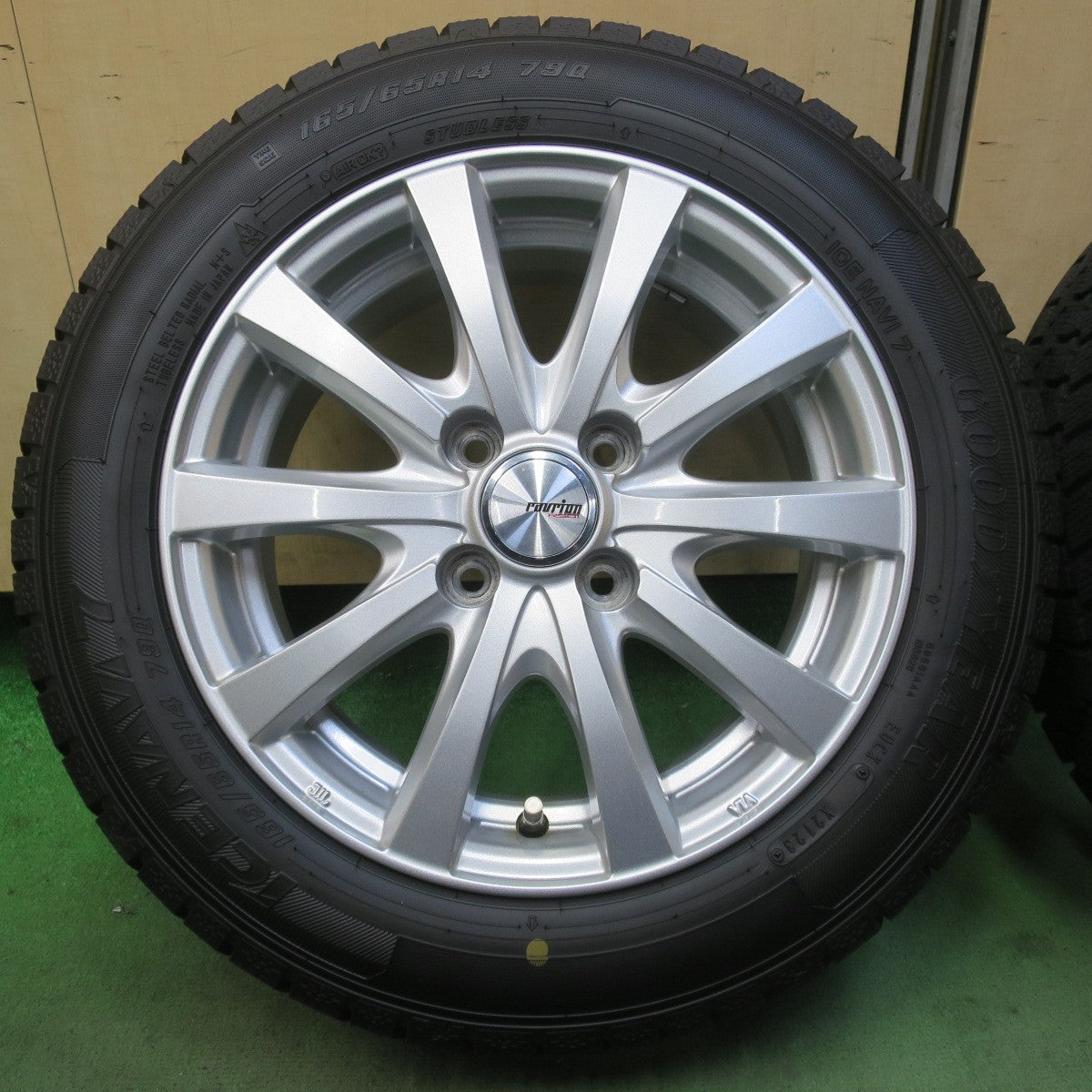 バリ溝！23年！キレイ！9.5分以上◎スタッドレス 165/65R14 グッドイヤー アイスナビ7 ravrion RS01 ラブリオン 14インチ PCD100/4H◎6081207イス