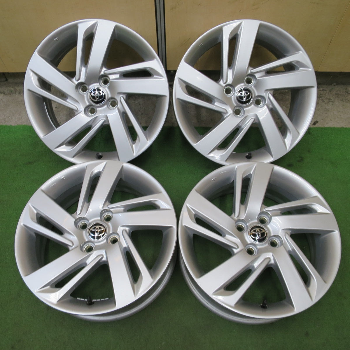 新車外し！付属品付き★トヨタ ライズ ダイハツ ロッキー 純正 ホイール 16インチ 16×6J PCD100/4H★6061204NGホ