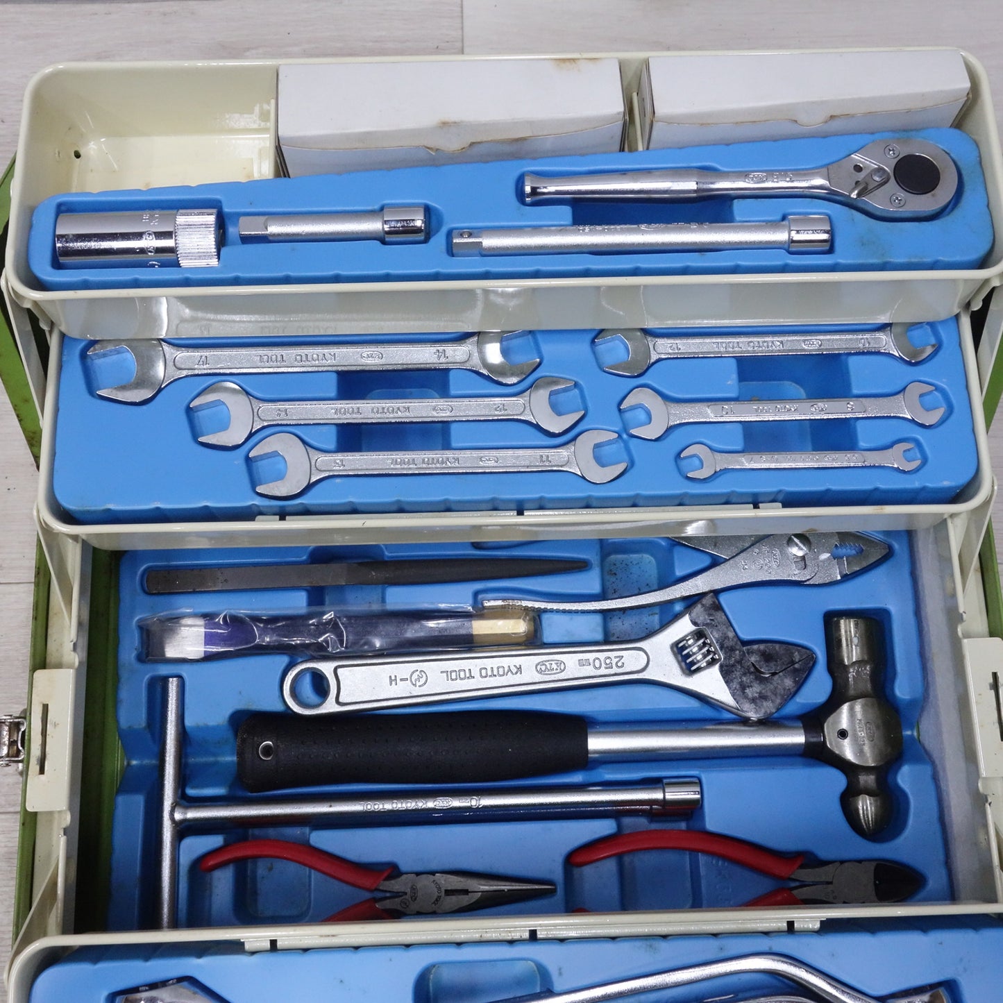 [送料無料] ◆KTC 等 整備用 工具 セット ツール ボックス TOOL-BOX スパナ ドライバー ラチェット ソケット レンチ 圧着工具 ペンチ 等◆