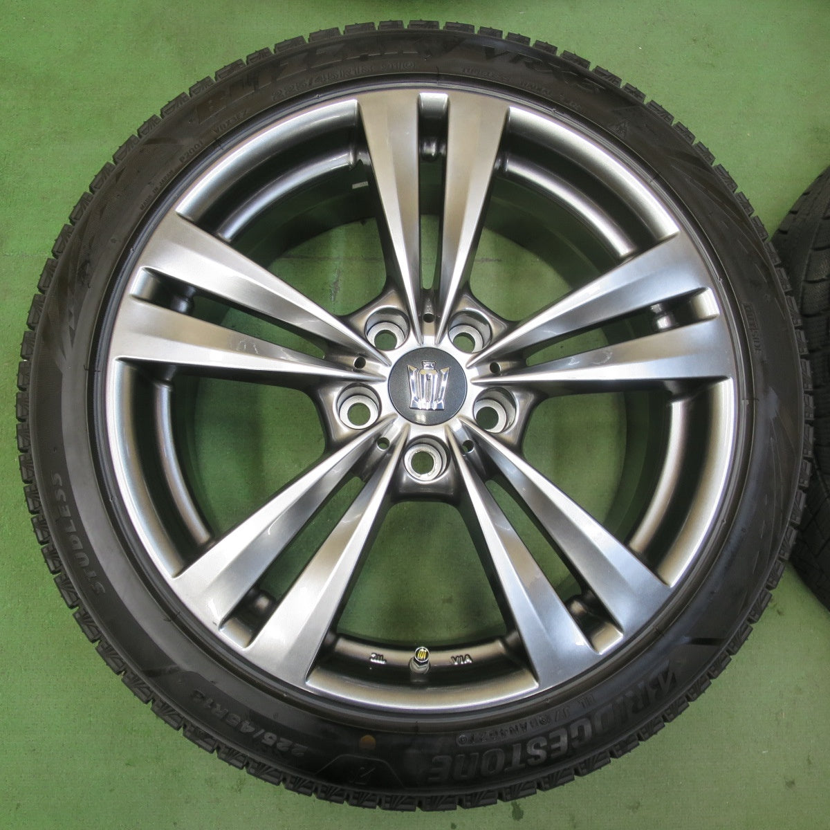 バリ溝！21年！9.5分以上★Lehrmeister L-F LOUNGE 225/45R18 スタッドレス ブリヂストン ブリザック VRX3 18インチ レアマイスター L-F ラウンジ PCD114.3/5H★5111501イス