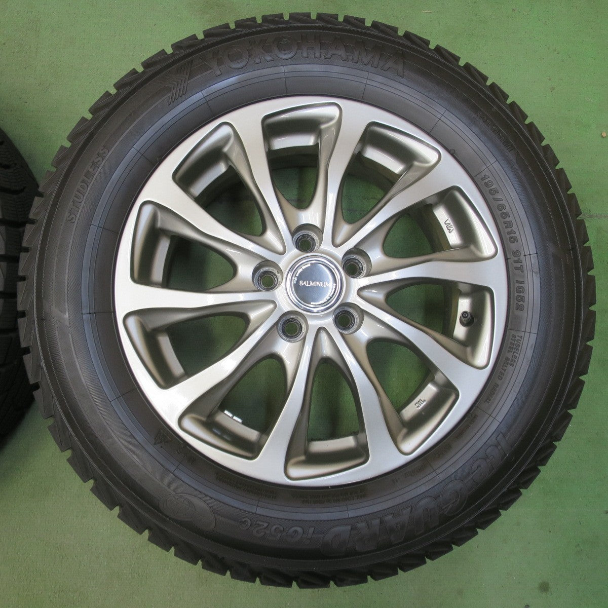 バリ溝！25年！キレイ！ほぼ10分★プリウス 等 195/65R15 スタッドレス ヨコハマ アイスガード iG52C BALMINUM TR10 バルミナ 15インチ PCD100/5H★6041705イス