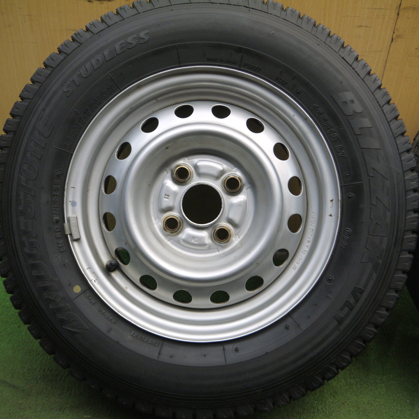 *送料無料* バリ溝！9.5分★スタッドレス 165R13 6PR ブリヂストン ブリザック VL1 スチール ホイール 13インチ PCD100/4H★4013104Hス