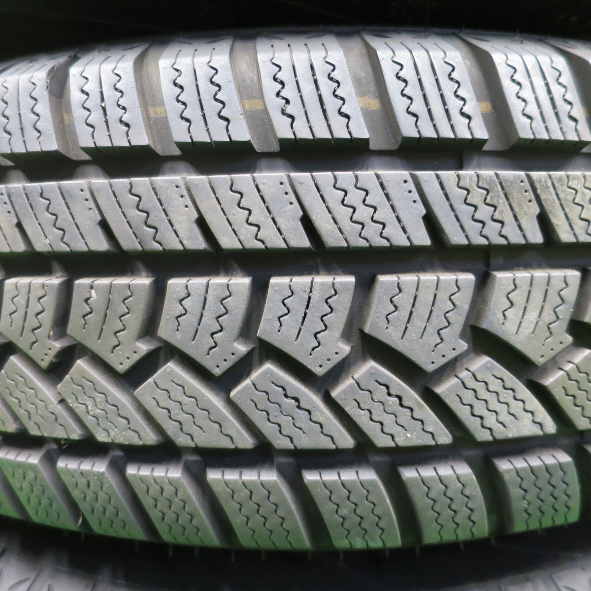 バリ溝！22年！キレイ！ほぼ10分★スタッドレス 195/65R15 ハイフライ Win-turi 212 Verthandi ヴェルザンディ ヴェルサンディ 15インチ PCD114.3/5H★5120304NKス