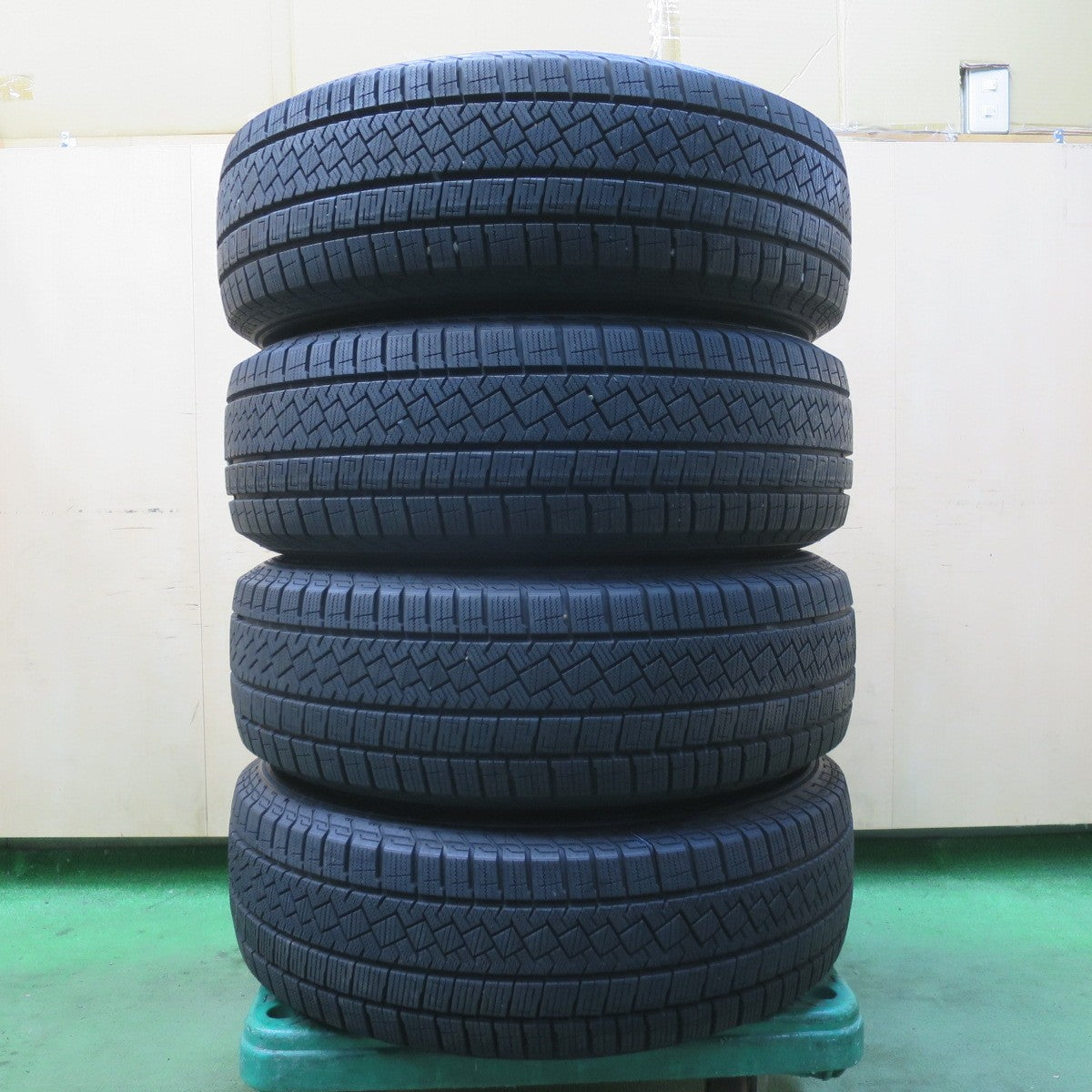 バリ溝！24年！ほぼ10分★スタッドレス 205/65R16 ピレリ アイスゼロ アシンメトリコ GMach 社外 アルミ 16インチ PCD114.3/5H★6020605イス