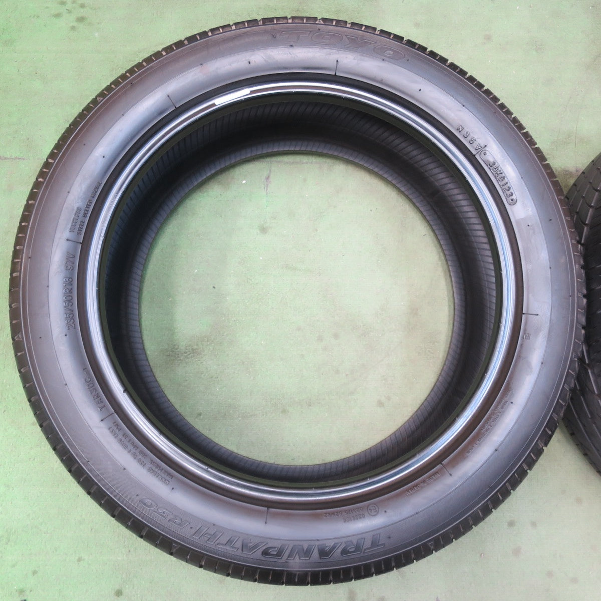 バリ溝！23年！9.5分★235/50R18 トーヨー トランパス R30 タイヤ 18インチ アルファード ヴェルファイア 等★6022104イノタ