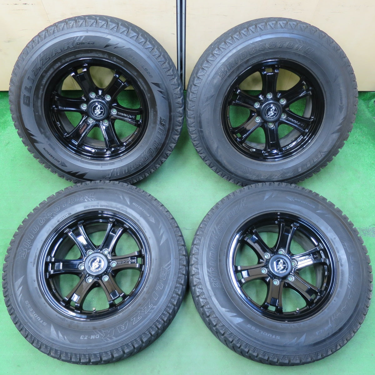 [送料無料] バリ溝！キレイ！9分★スタッドレス KEELER 265/70R17 ブリヂストン ブリザック DM-Z3 キーラー 17インチ PCD139.7/6H★4120302イス