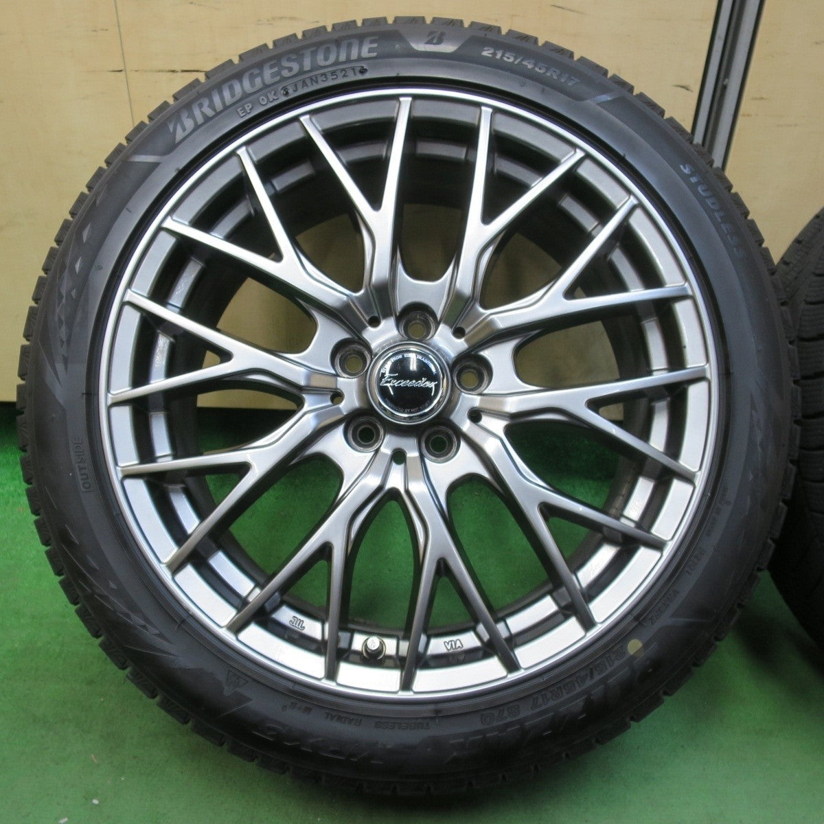 バリ溝‼️ブリヂストンスタッドレスセット2022年製215/60R17ヴェゼル等 バリ溝‼️ブリヂストンスタッドレスセット2022年製215/60R17