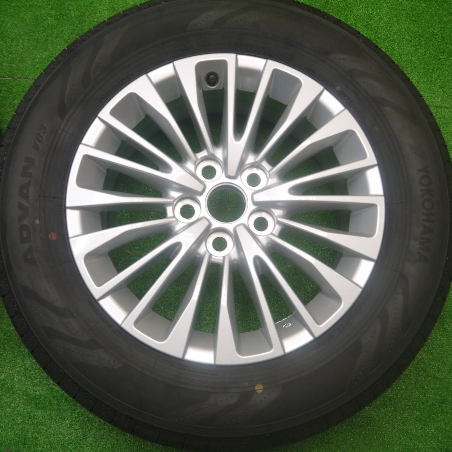 *送料無料* 新車外し！24年★トヨタ 40系 アルファード 純正 225/65R17 ヨコハマ アドバン V03 17インチ PCD120/5H★4082002Hノ