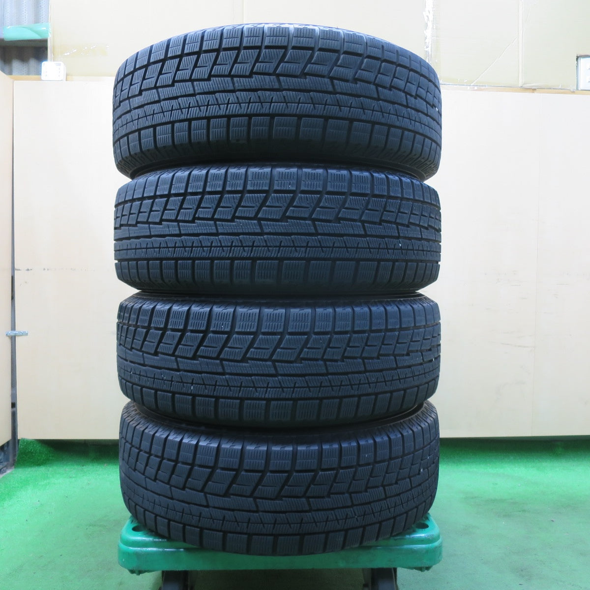 [送料無料] バリ溝！23年！9.5分★スタッドレス 215/60R16 ヨコハマ アイスガード iG60 WAREN ヴァーレン 16インチ PCD114.3/5H★4110802イス