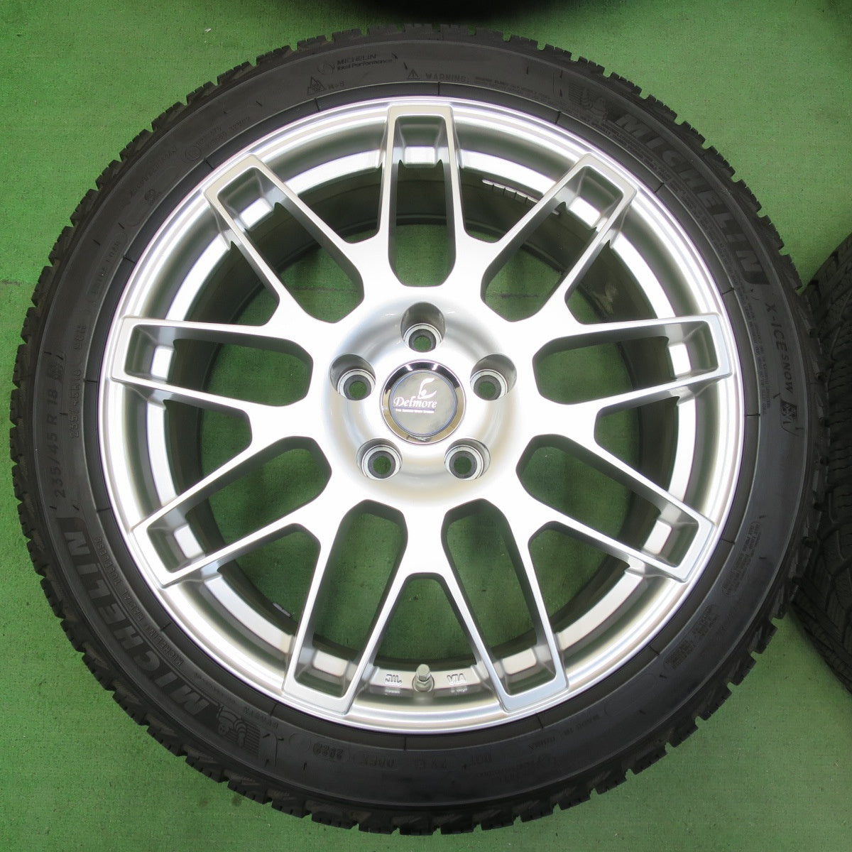 [送料無料] センサー付！バリ溝！22年！キレイ！9.5分★レクサス 等 Delmore LC.S 235/45R18 スタッドレス ミシュラン X-ICE SNOW 18インチ デルモア PCD114.3/5H★5032603イス