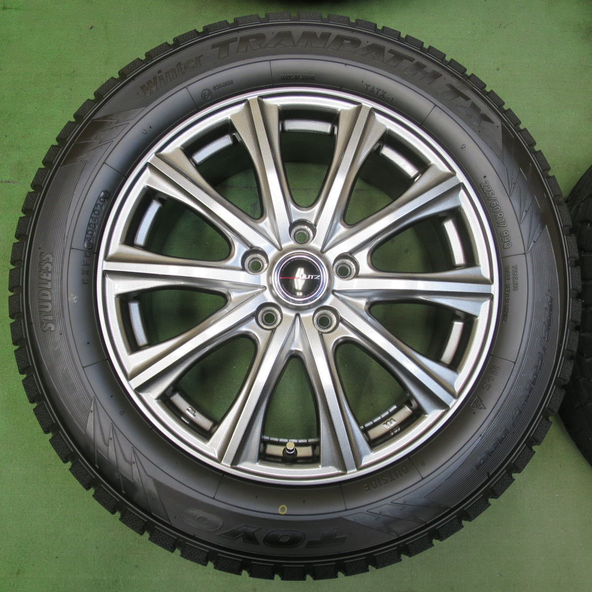 バリ溝！キレイ！9.5分★スタッドレス 225/60R17 トーヨー ウインター トランパス TX LUTZ 社外 アルミ 17インチ PCD114.3/5H★5112413イス