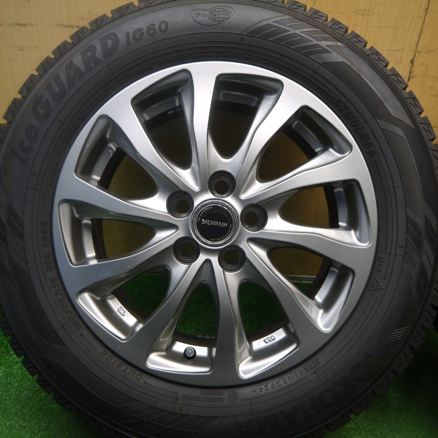 ほぼ未使用！24年！キレイ★プリウス 等 195/65R15 スタッドレス ヨコハマ アイスガード iG60 BALMINUM TR10 バルミナ 15インチ PCD100/5H★6012006Hス