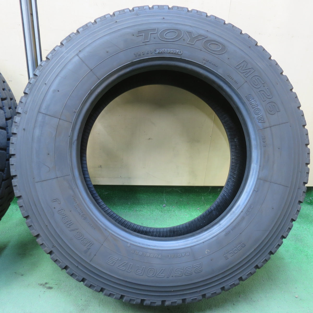 バリ溝！24年！9分★トラック 高荷重 トレーラー 等 タイヤ 235/70R17.5 136/134J トーヨー M626 オールシーズン ミックス 17.5インチ★6072904イスタ