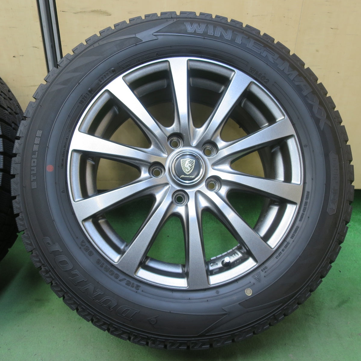 バリ溝！23年！キレイ！9.5分★スタッドレス 215/60R16 ダンロップ ウインターマックス WM02 MANARAY SPORT マナレイ スポーツ 16インチ PCD114.3/5H★6052605イス
