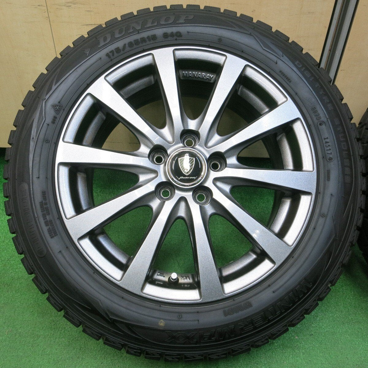 バリ溝！キレイ！9.5分★スタッドレス 175/65R15 ダンロップ ウインターマックス WM01 MANARAY SPORT PCD100/5H★4031609イス