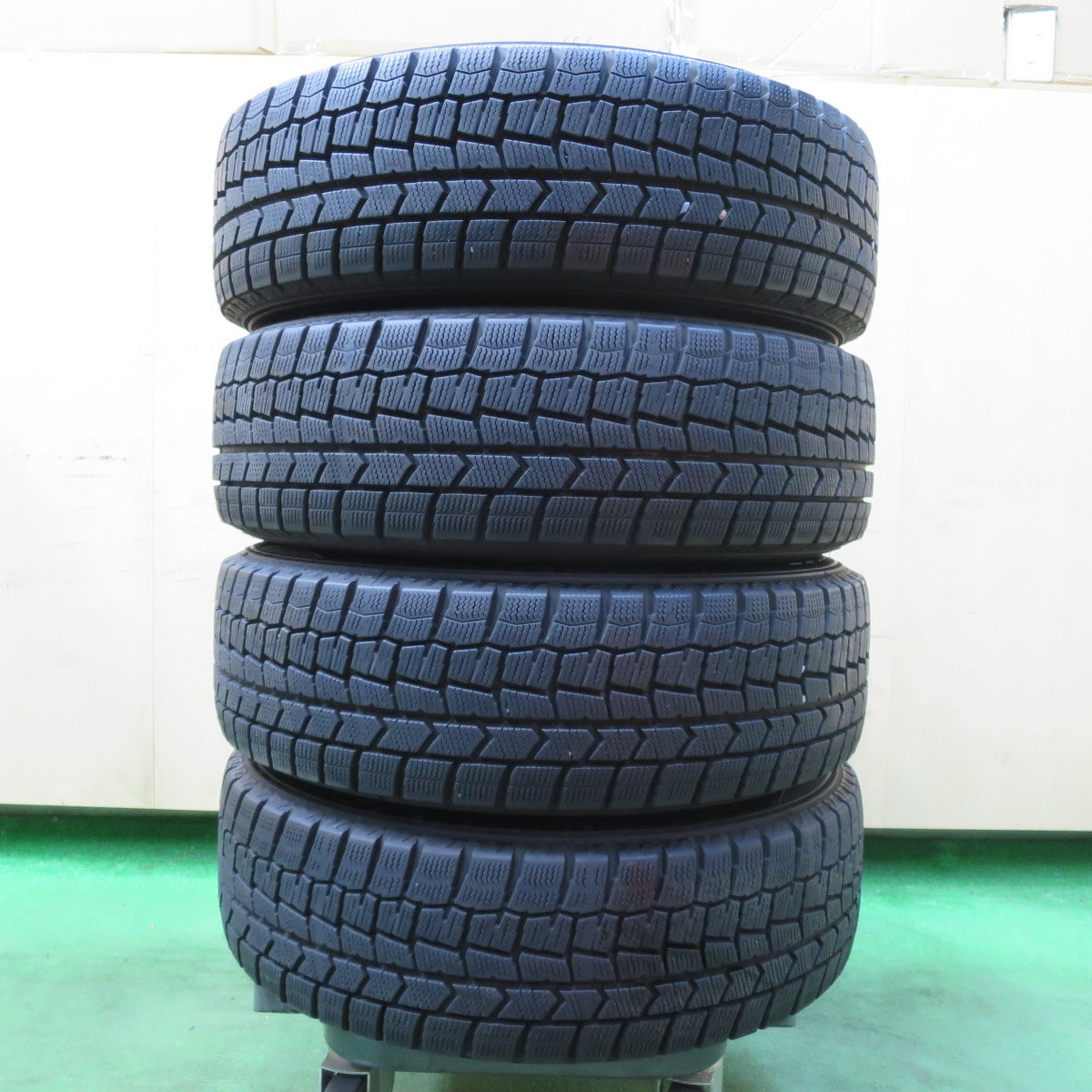 [送料無料] バリ溝！キレイ！9.5分★MINI ミニ クーパー F55 F56 F57 純正 175/65R15 スタッドレス ダンロップ ウインターマックス WM02 15インチ PCD112/5H★4123020イス