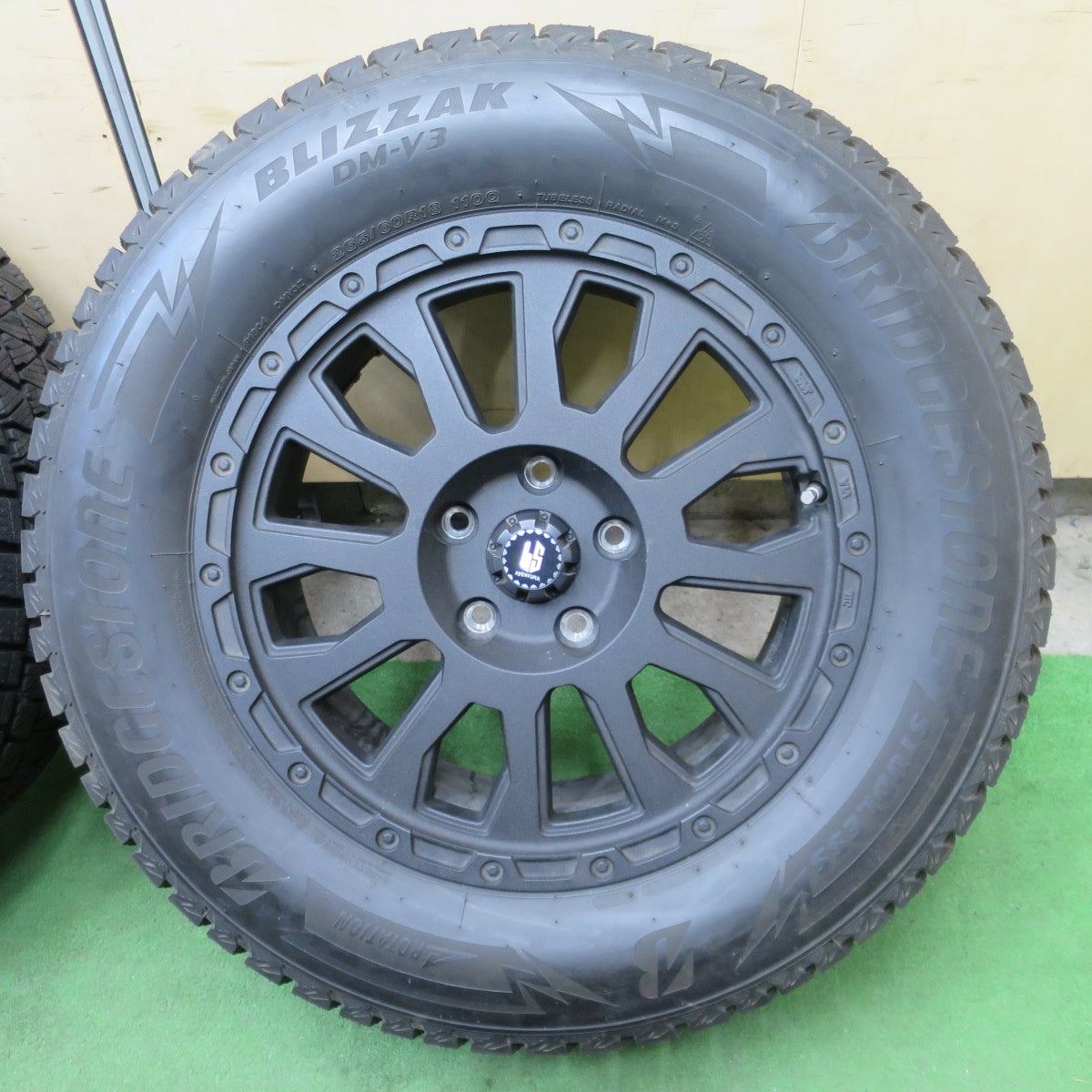 超バリ溝！24年！キレイ！ほぼ10分★ジープ 等 265/60R18 スタッドレス ブリヂストン ブリザック DM-V3 LS AVENTURA 阿部商会 ラ・ストラーダ アベンチュラ 18インチ PCD127/5H★6032001ナス