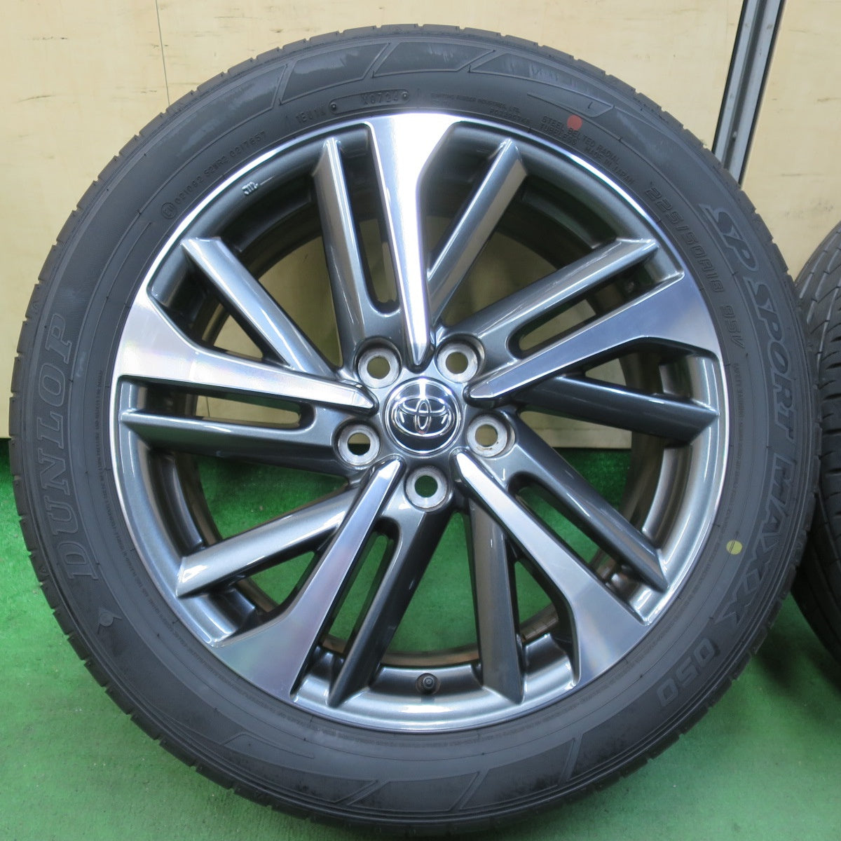 [送料無料] バリ溝！24年！キレイ！9.5分★トヨタ カローラ クロス Z 純正 225/50R18 ダンロップ SPスポーツマックス 050 18インチ PCD114.3/5H★5012001イノ
