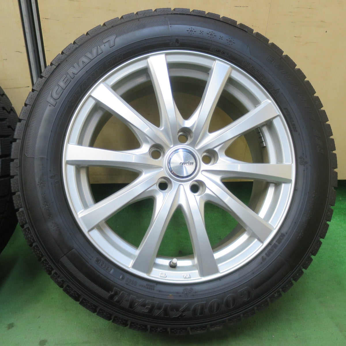 バリ溝！キレイ！ほぼ10分★スタッドレス 215/60R17 グッドイヤー アイスナビ7 ravrion RS01 ラブリオン 17インチ PCD114.3/5H★5123003イス