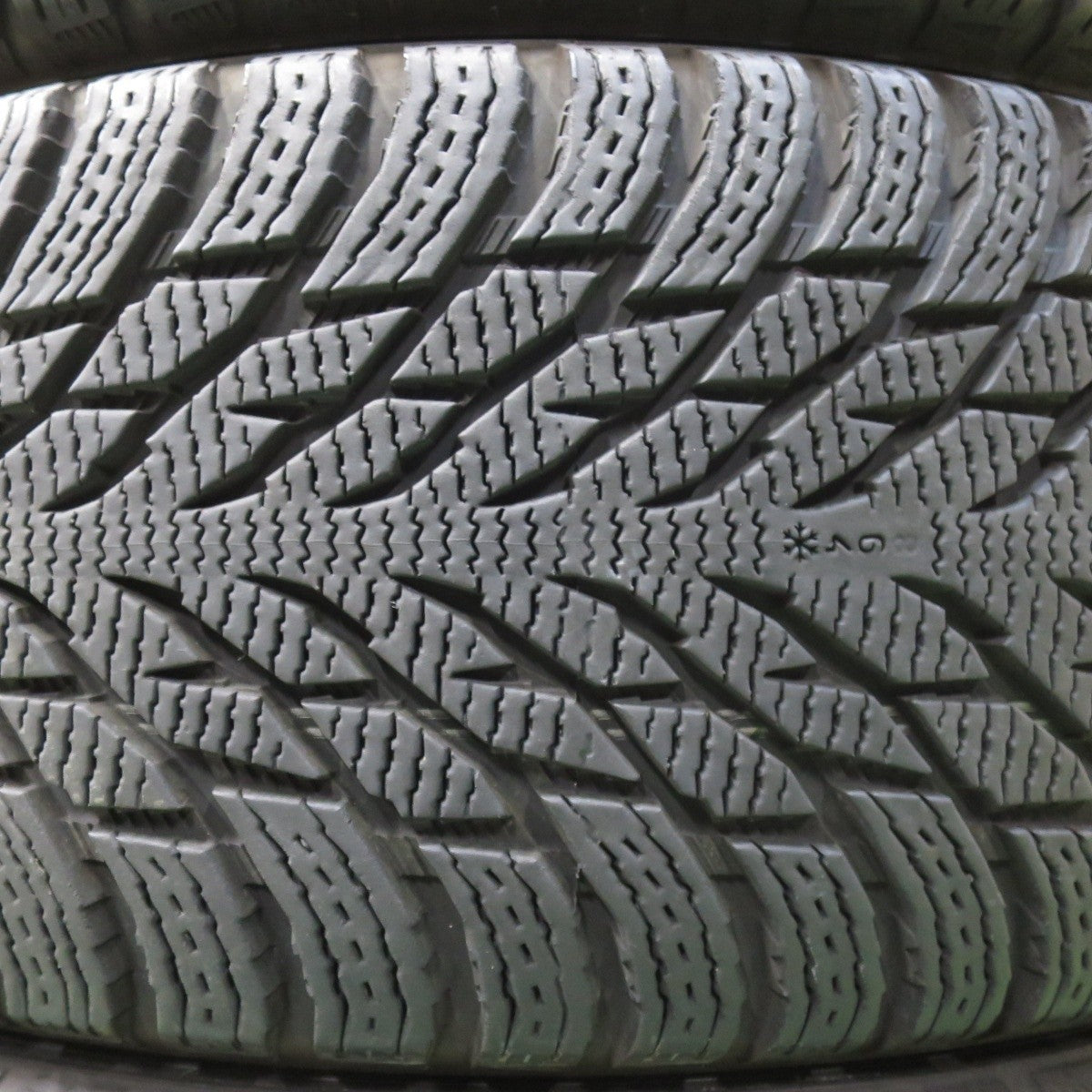 バリ溝！20年！9.5分★BMW 等 MAK FABRIK 225/45R18 スタッドレス ノキアンタイヤ ハッカペリッタ R3 ファブリック 18インチ PCD112/5H★4112914イス