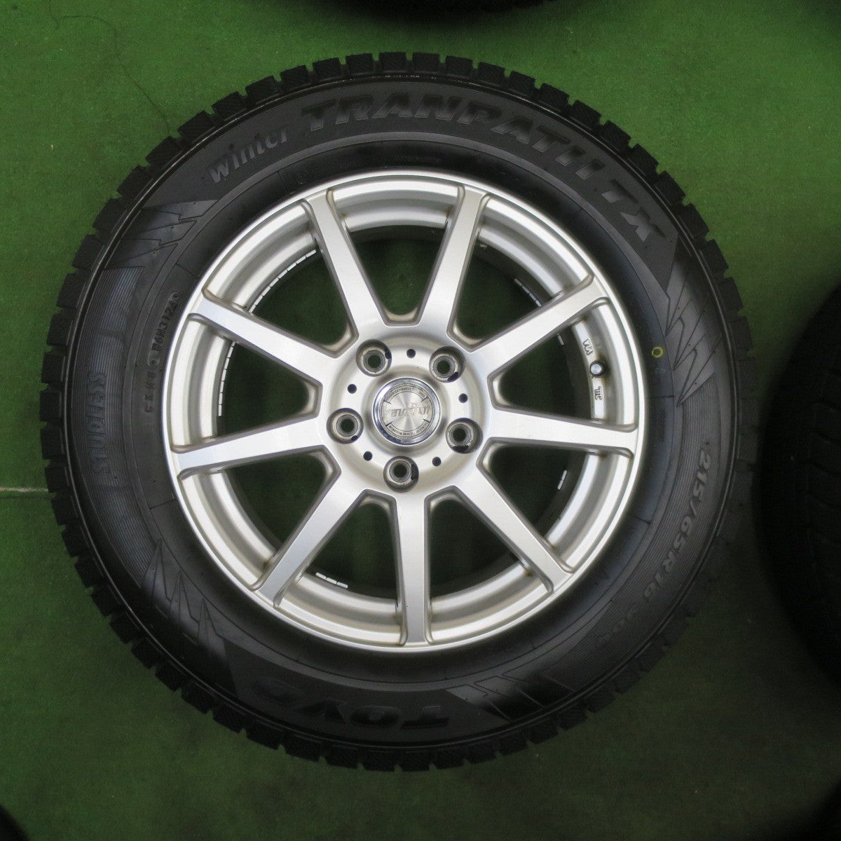 ほぼ未使用！24年！キレイ★スタッドレス 215/65R16 トーヨー ウインター トランパス TX ravrion ラブリオン 16インチ PCD114.3/5H★6022404TTス