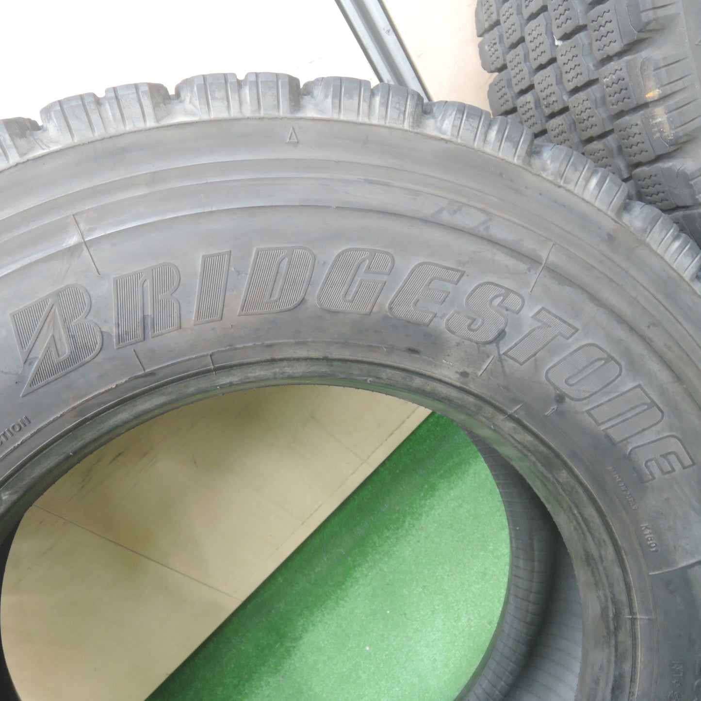 *送料無料* バリ溝！21年！8.5分★トラック タイヤ 265/70R19.5 140/138J スタッドレス ブリヂストン W910 19.5インチ★4042407KMスタ