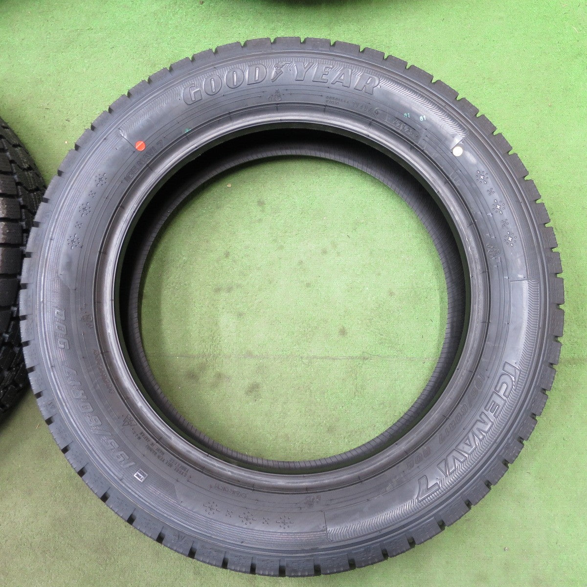 未使用！25年★スタッドレス 195/60R17 グッドイヤー アイスナビ7 タイヤ 17インチ ライズ ロッキー 60系 プリウス 等★6032704NGスタ