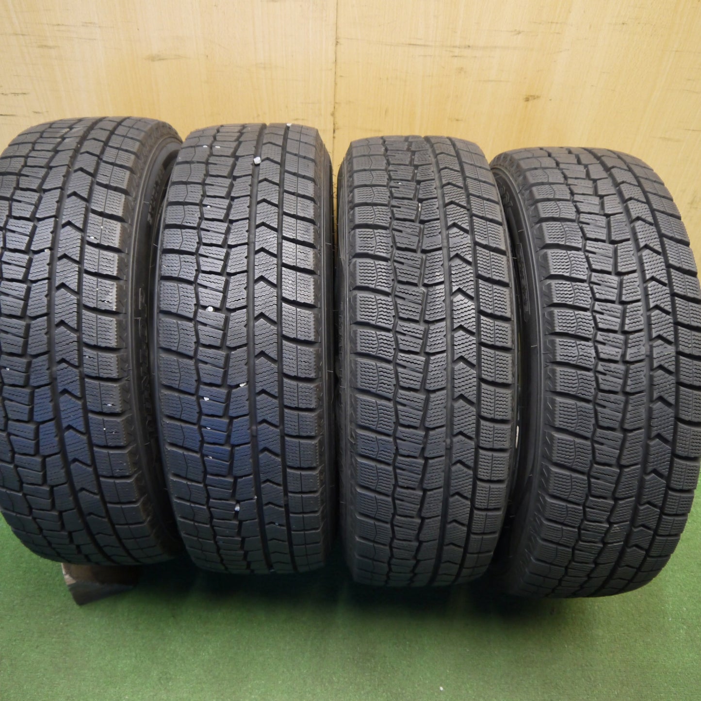 バリ溝！24年！キレイ！ほぼ10分★シエンタ 等 185/60R15 スタッドレス ダンロップ ウインターマックス WM02 Exceeder エクシーダー 15インチ PCD100/5H★6032306Hス