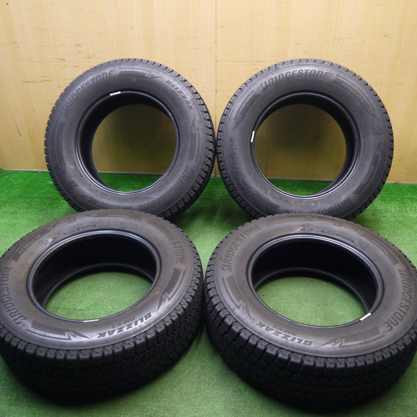 バリ溝！9分★スタッドレス 225/70R16 ブリヂストン ブリザック DM-V3 タイヤ 16インチ デリカ D:5 アウトランダー ハリアー RAV4 等★5121207Hスタ