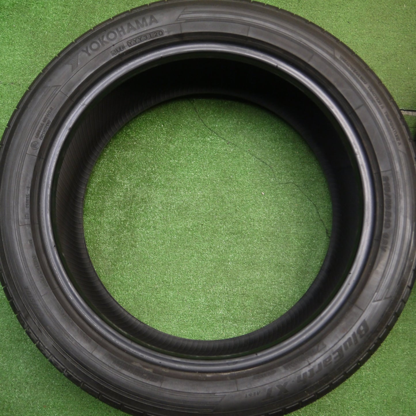 [送料無料] バリ溝！9分★215/50R18 ヨコハマ BluEarth-XT AE61 タイヤ 18インチ ブルーアース ヤリスクロス CX-3 アウディ Q2 等★5010606Hノタ