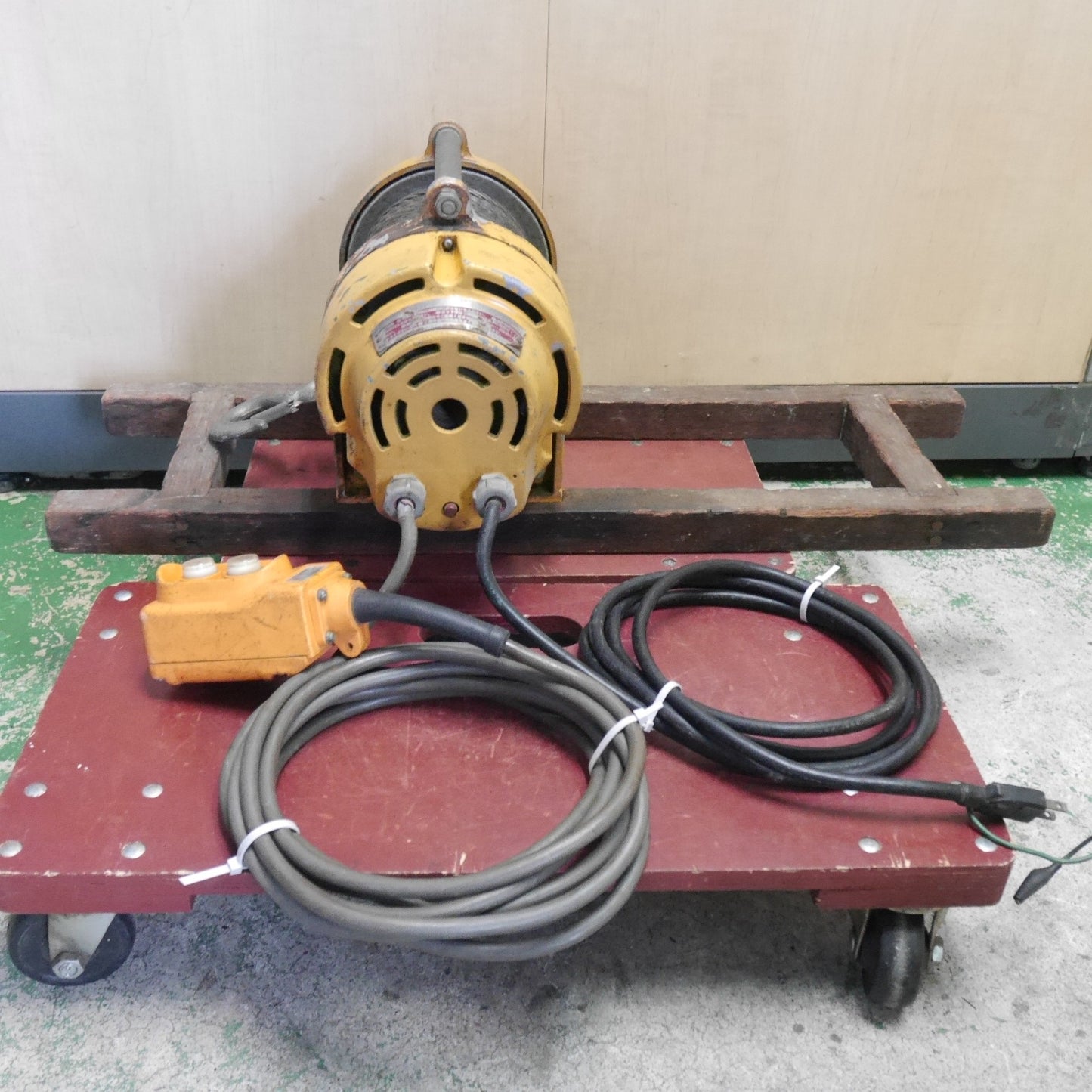 [送料無料] ☆新ダイワ マイティ ウインチ SW-120 120kg リモコン付き 電動 ウィンチ 単相 100V 工具 吊り 上げ 巻き 上げ ウィンチ 運搬 荷運び☆